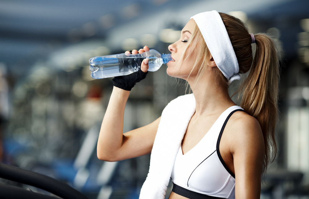 Để  buổi tập đạt được hiệu quả cao, bạn còn cần uống đủ nước, đặc biệt khi đổ mồ hôi nhiều.