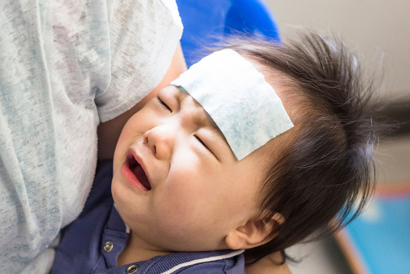 Viêm não Nhật bản B gây ra tình trạng sốt, nôn và đau đầu ở trẻ 