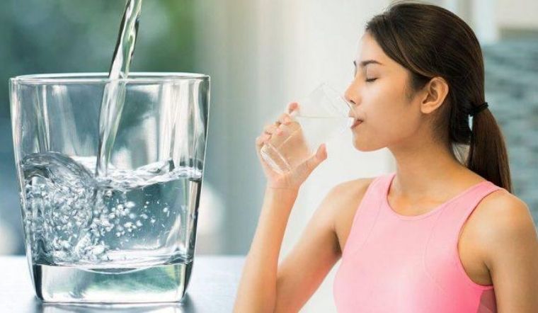 Một trong những cách đơn giản để tăng sức đề kháng cho cơ thể trong những ngày dịch bệnh là uống nhiều nước