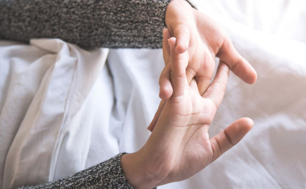 Việc bẻ các khớp ngón tay, vặn lưng hay vặn cổ khiến cho các khớp phải hoạt động nhanh đột ngột