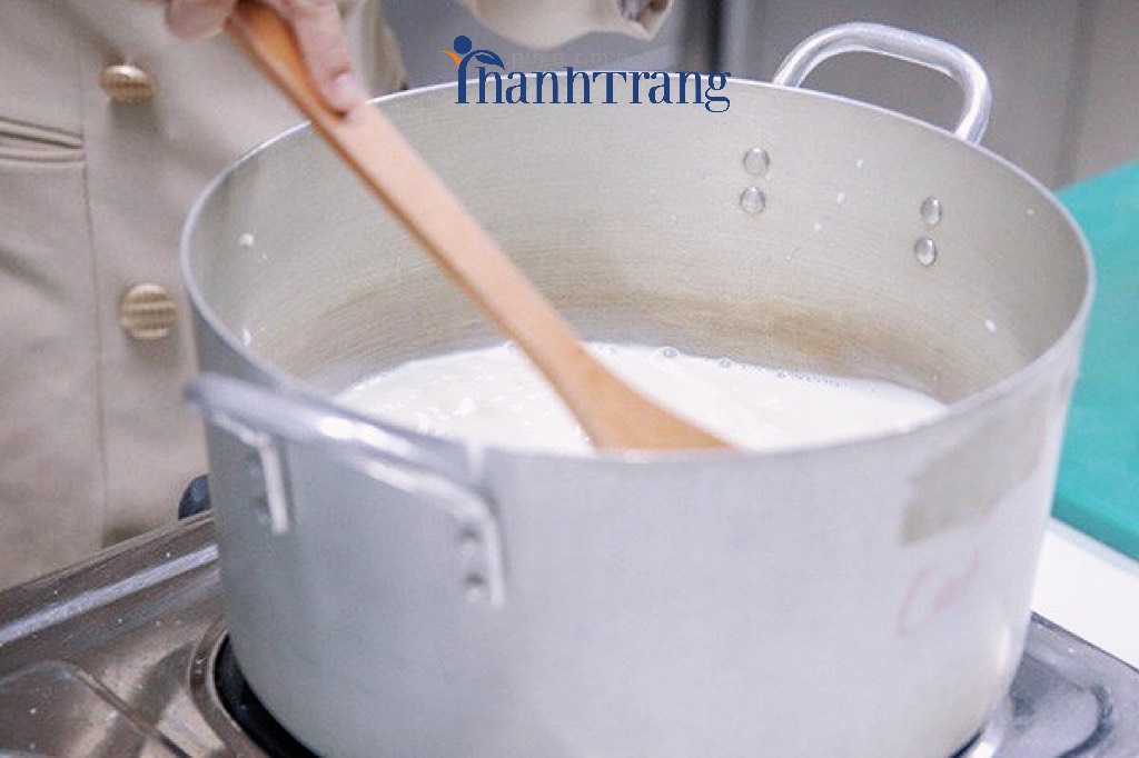 Trong lúc đun sữa nên khuấy thường xuyên để sữa không bị cháy khét
